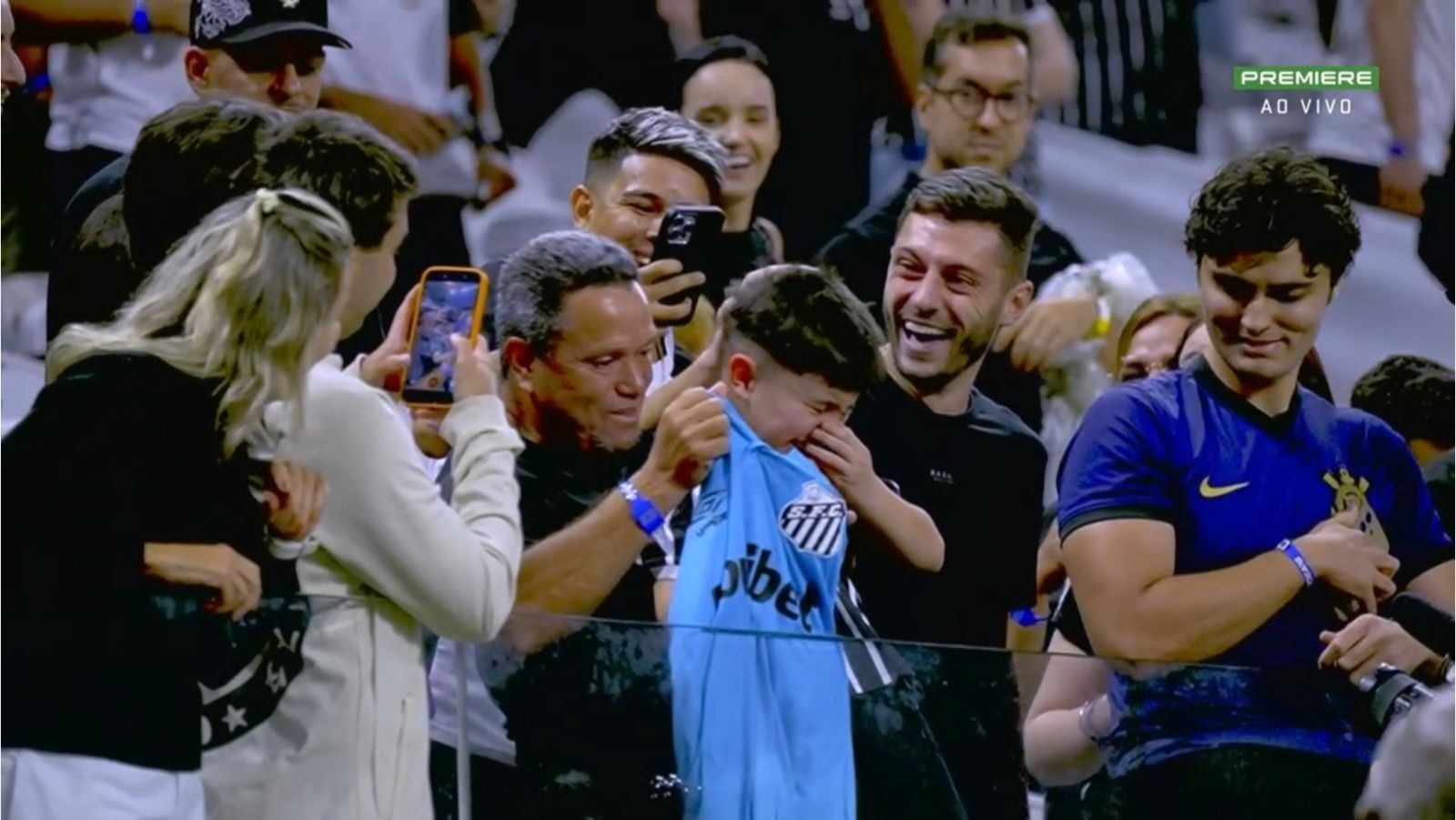 Neymar entrega camisa para torcedor mirim corintiano na Neo Química Arena