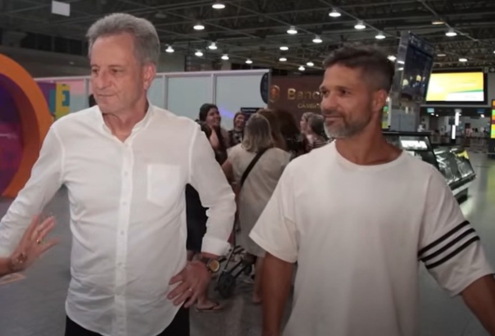 Landim e Diego no embarque para o sorteio do Mundial de Clubes — Foto: Reprodução