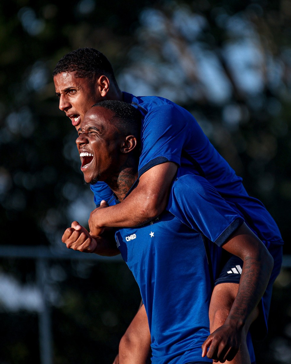 João Pedro comemora gol com Fernando na base do Cruzeiro — Foto: Gustavo Martins/Cruzeiro