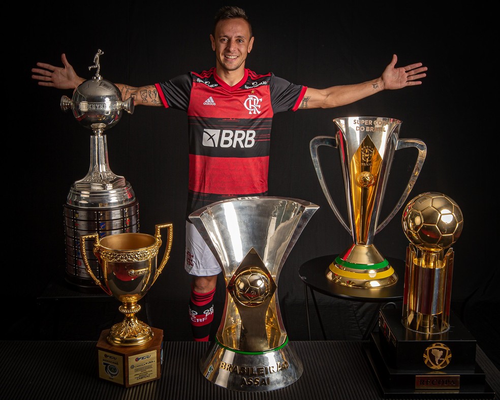 Rafinha com seus troféus no Flamengo — Foto: Alexandre Vidal / Flamengo