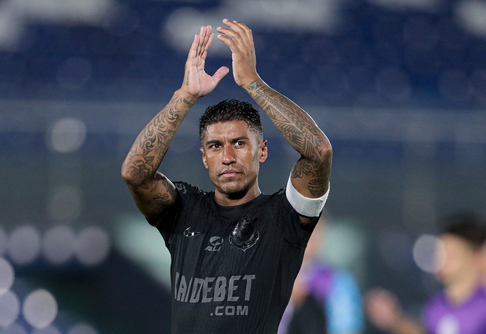 Paulinho em ação pelo Corinthians contra o Nacional-PAR na Sul-Americana