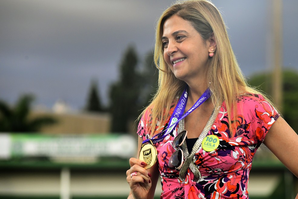 Leila Pereira, presidente do Palmeiras, com a medalha do Paulistão Feminino — Foto: Marcos Ribolli