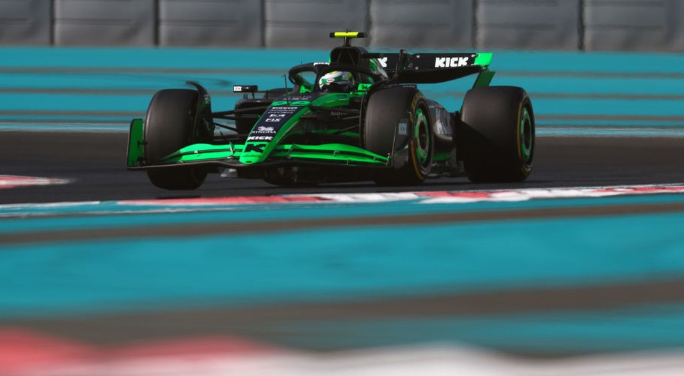 Gabriel Bortoleto na pista de Abu Dhabi com a Sauber &mdash; Foto: Bryn Lennon/Formula 1 via Getty Images