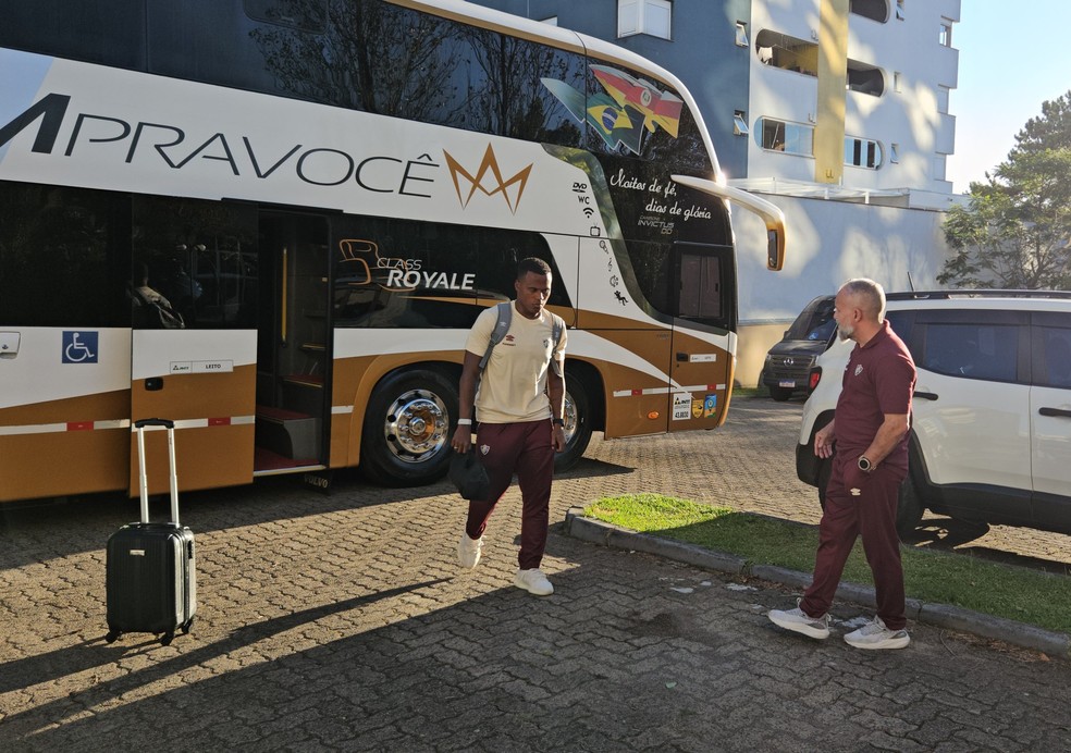 Arias na chegada do Fluminense em Caxias — Foto: Marcello Neves