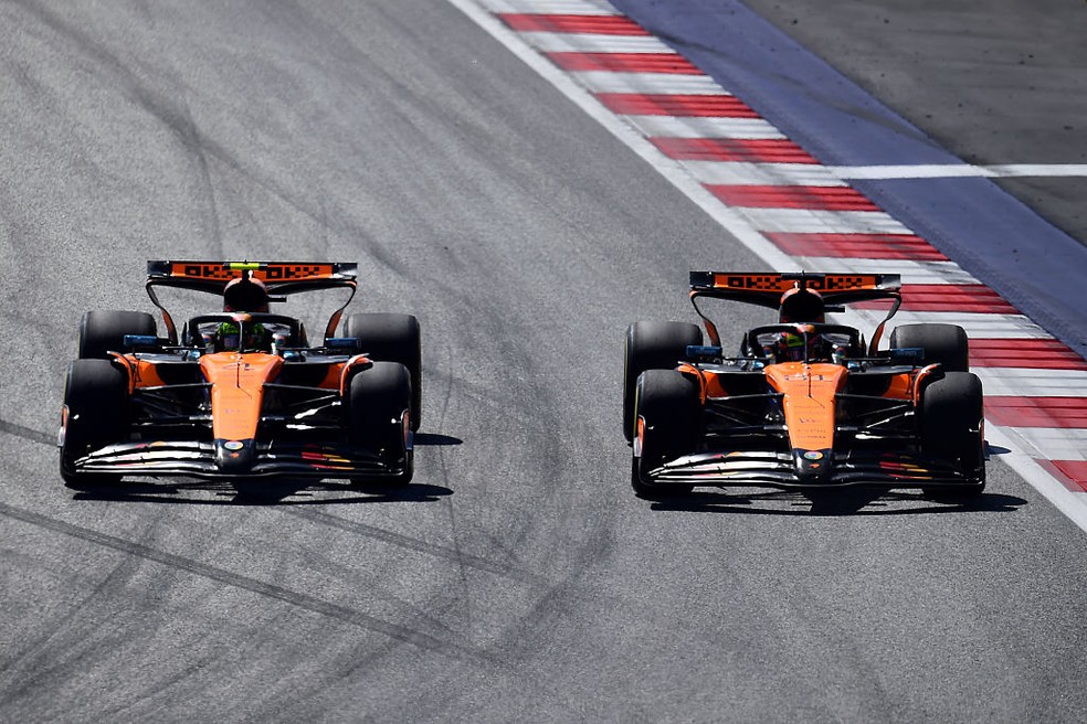 Piastri e Norris brigam lado a lado pela liderança no GP da Áustria de F1 — Foto: James Sutton - Formula 1/Formula 1 via Getty Images