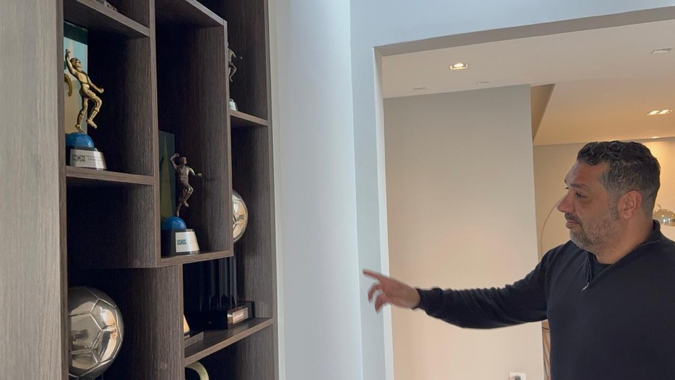 André Dias exibe seus prêmios individuais em sua casa — Foto: Marcelo Braga