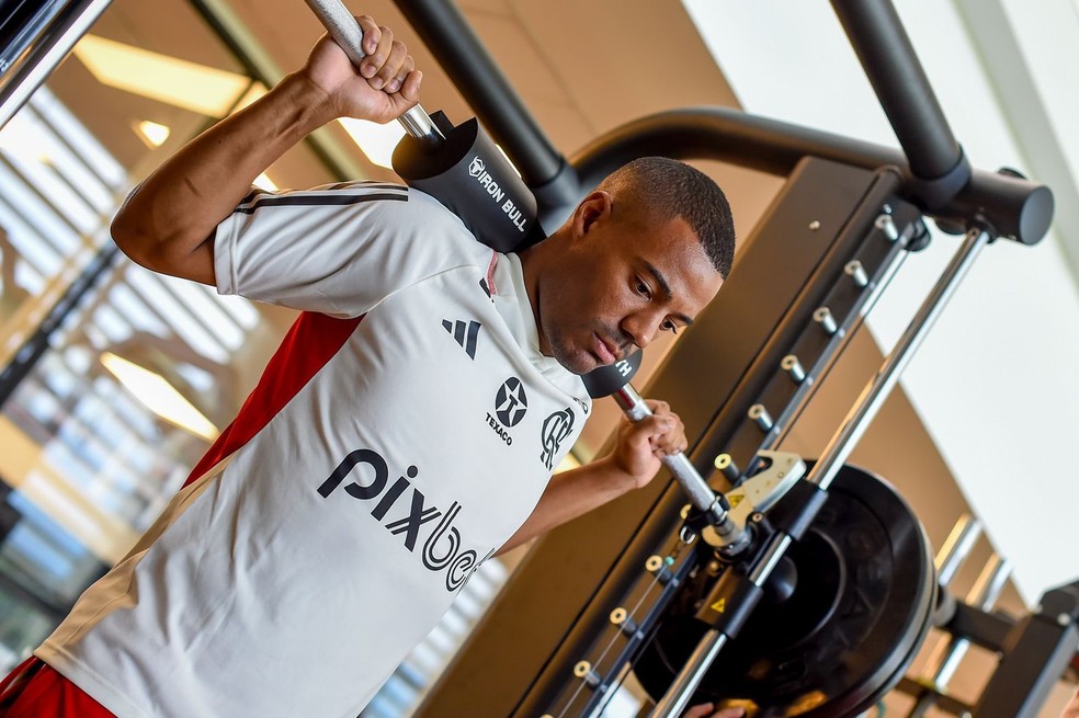 De La Cruz na academia do Flamengo — Foto: Marcelo Cortes / CRF
