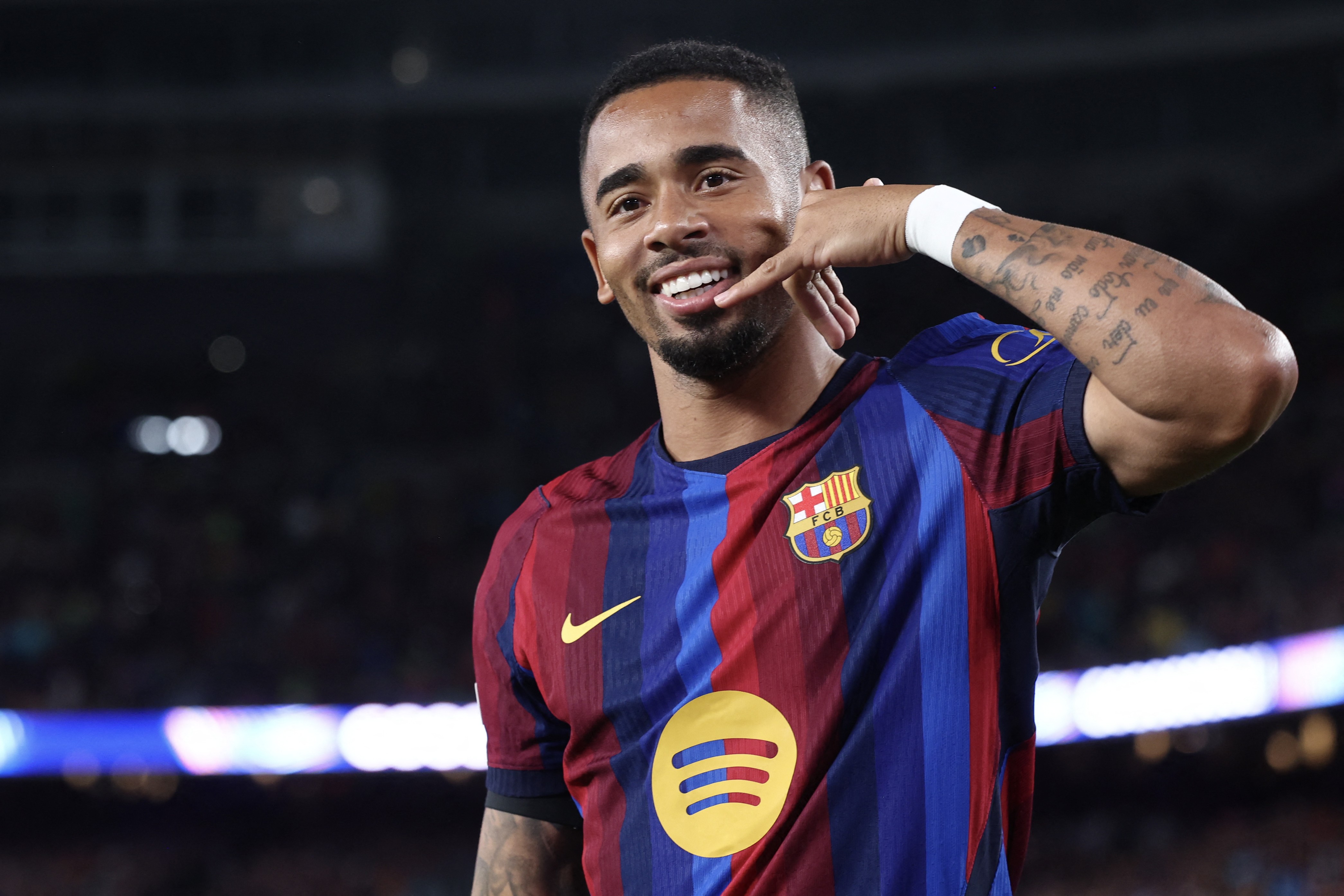 Gabriel Jesus se motiva com números superiores aos de Neymar e R10 no início de Barça: "Empolgado"