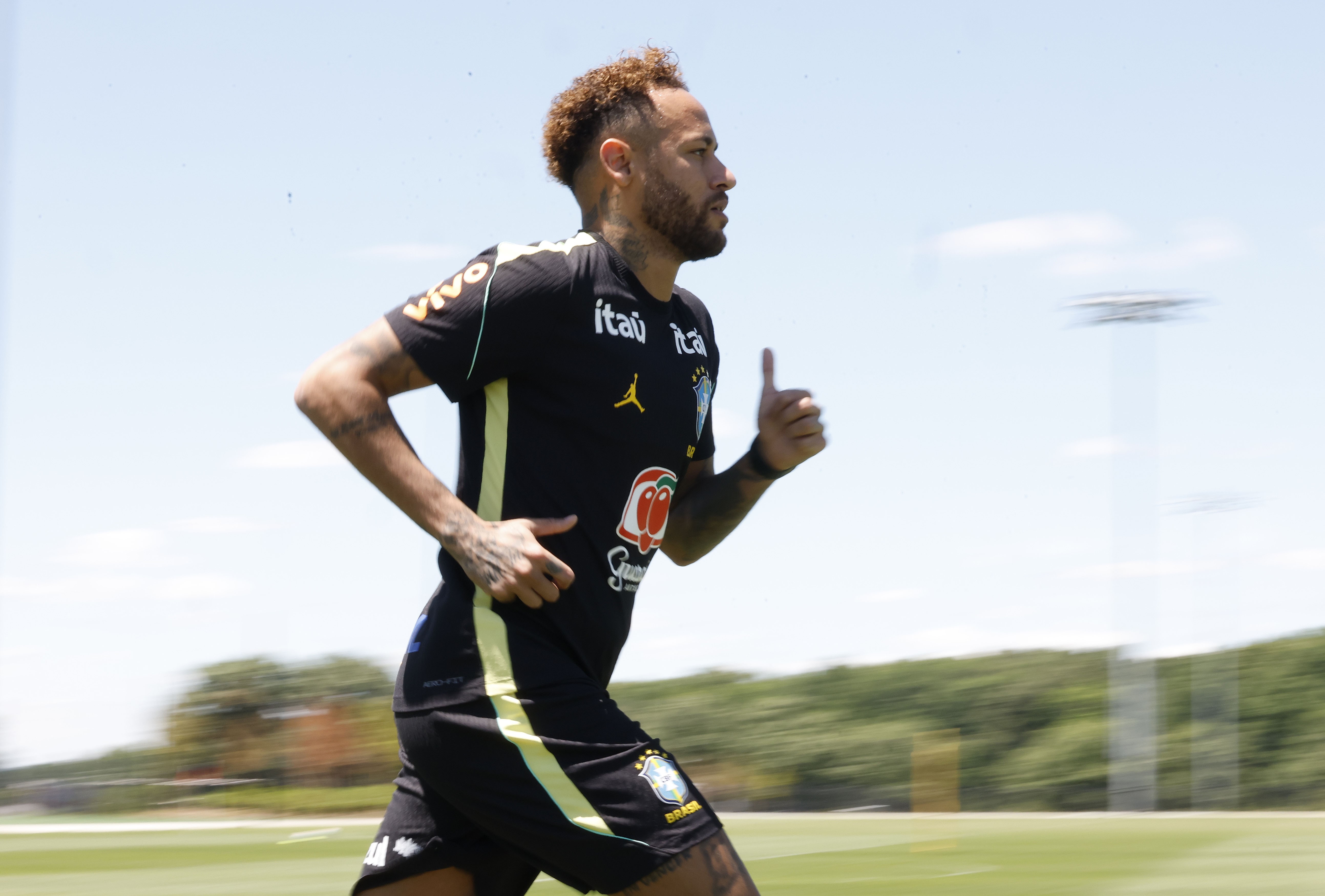 Neymar completa um mês sem jogar e tem etapas a cumprir para estrear na Copa