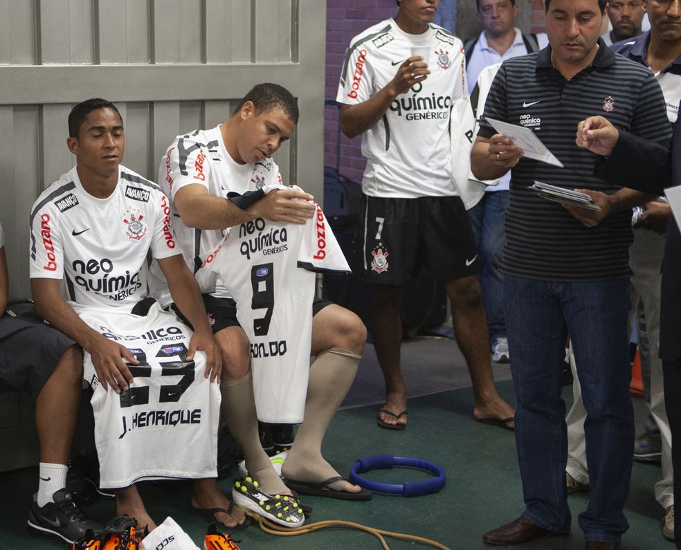 Jorge Henrique e Ronaldo, em Corinthians x Tolima, primeira fase da Libertadores (2011) — Foto: Daniel Augusto Jr/Ag.Corinthians