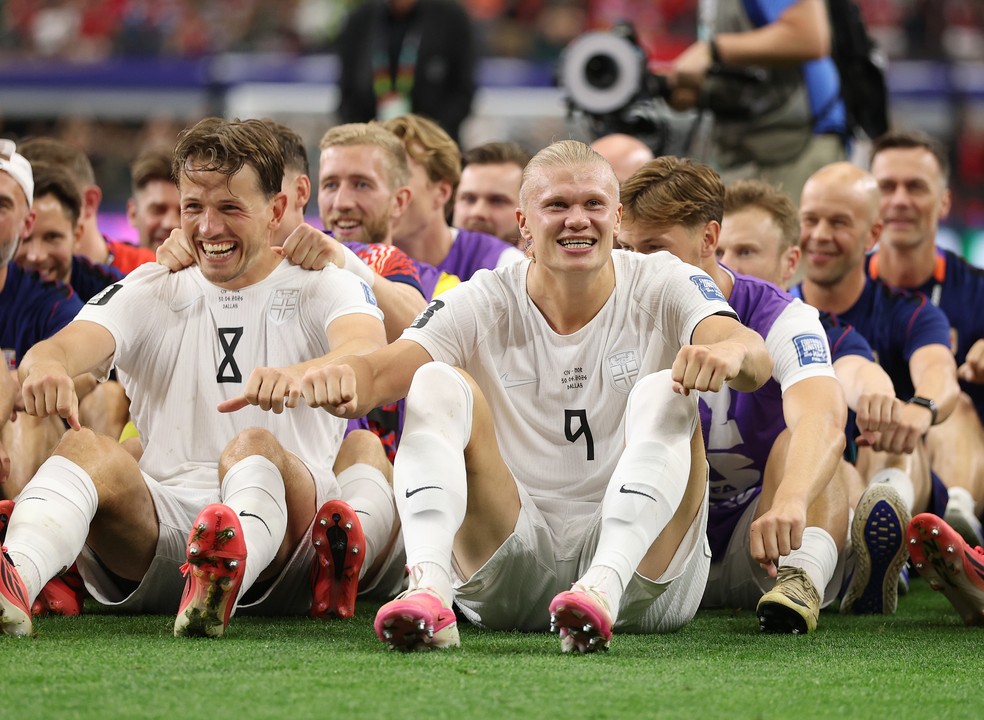 Torcedores e jogadores da Noruega fazem remada viking — Olodum como resposta