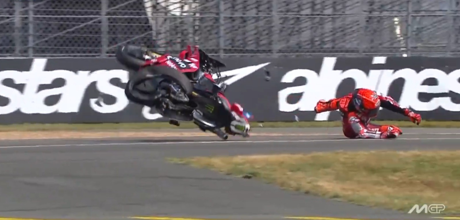 Heptacampeão mundial da MotoGP sofre acidente em sprint e fratura osso do pé