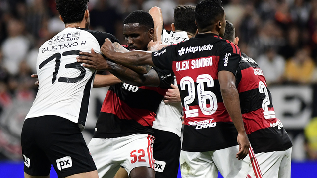 Jogadores de Corinthians e Flamengo disputam espaço