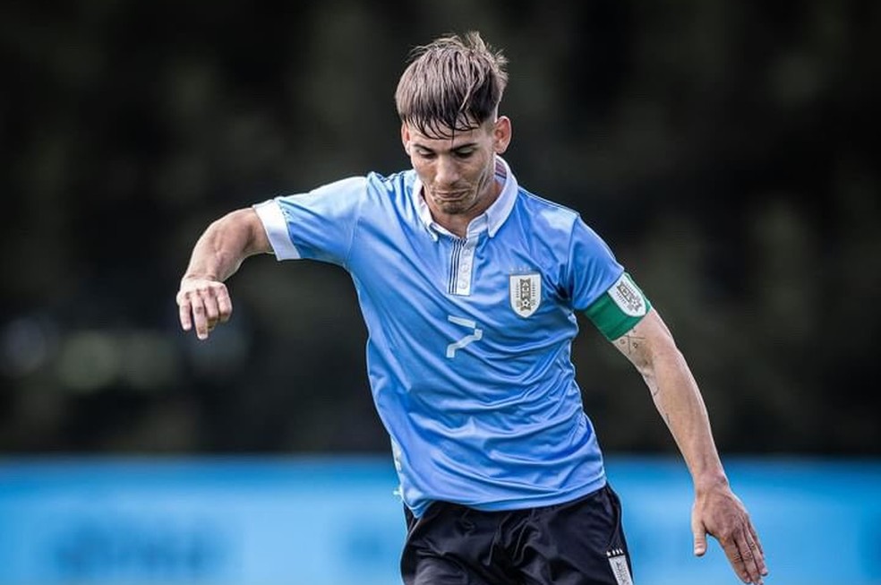 Joaquín Lavega, novo reforço do Fluminense, em ação pela seleção sub-20 do Uruguai — Foto: AUF