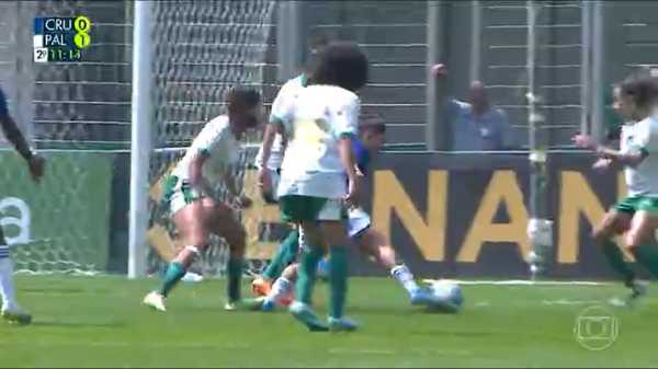 Diretora do Cruzeiro cobra profissionalismo do VAR após jogo contra Palmeiras.