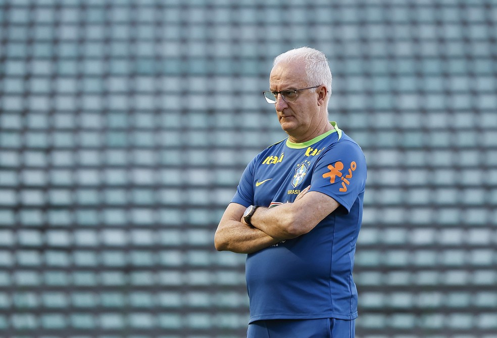 Dorival Júnior, técnico da seleção brasileira, em treino no Bezerrão — Foto: Rafael Ribeiro / CBF