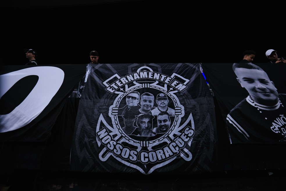 Bandeira com homenagem aos torcedores do Corinthians mortos em acidente — Foto: Ettore Chiereguini/AGIF