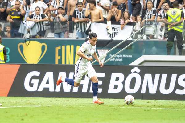 Lateral do Cruzeiro reconhece falha em gol de Fuchs e critica Arena MRV