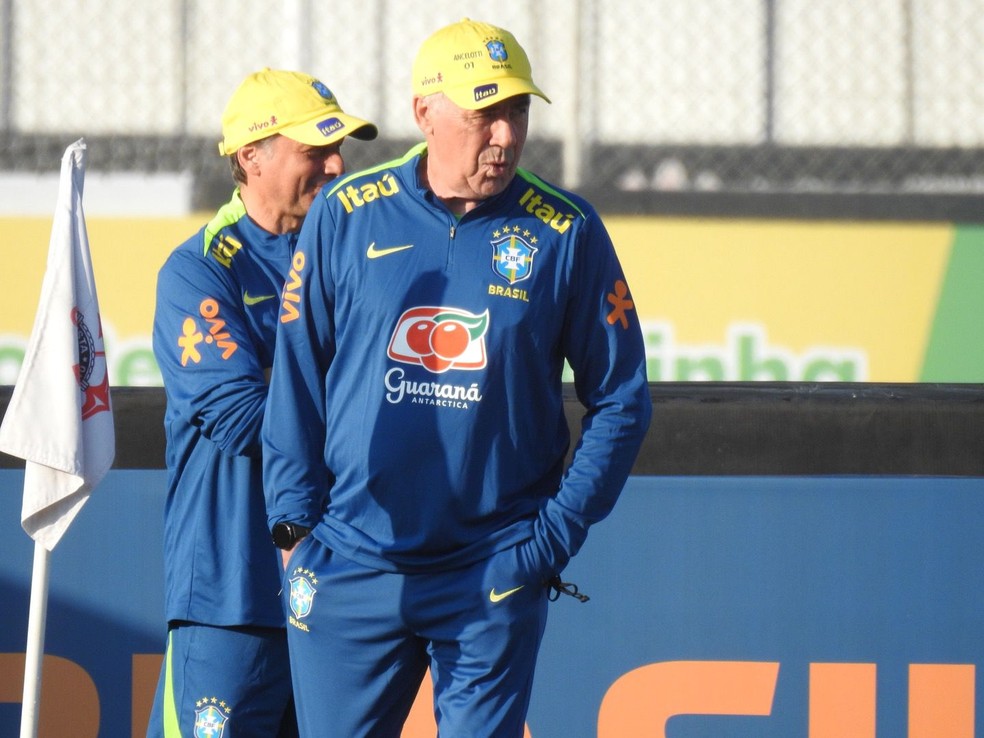 Carlo Ancelotti comanda treino da seleção brasileira — Foto: Bruno Cassucci
