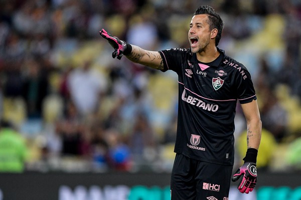 Fábio, do Fluminense, é o goleiro com mais defesas difíceis no Brasileirão