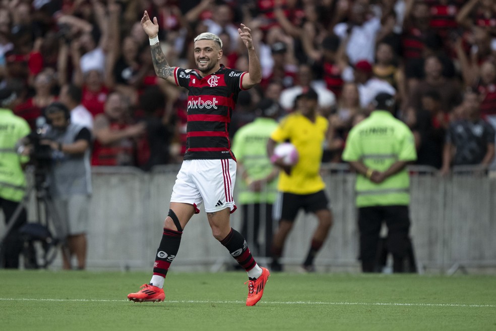 Arrascaeta comemora o 100º gol do Flamengo em 2024 — Foto: Jorge Rodrigues / AGIF