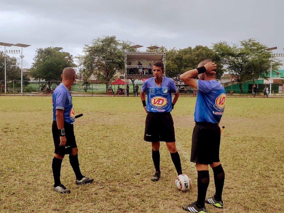 Arbitragem em campo pela Copa Campina Grande — Foto: Pedro Pereira / Jornal da Paraíba