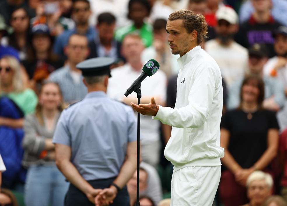 Zverev brinca e convida Guardiola para trein&aacute;-lo ap&oacute;s sua vit&oacute;ria em partida em Wimbledon &mdash; Foto: REUTERS/Hannah Mckay