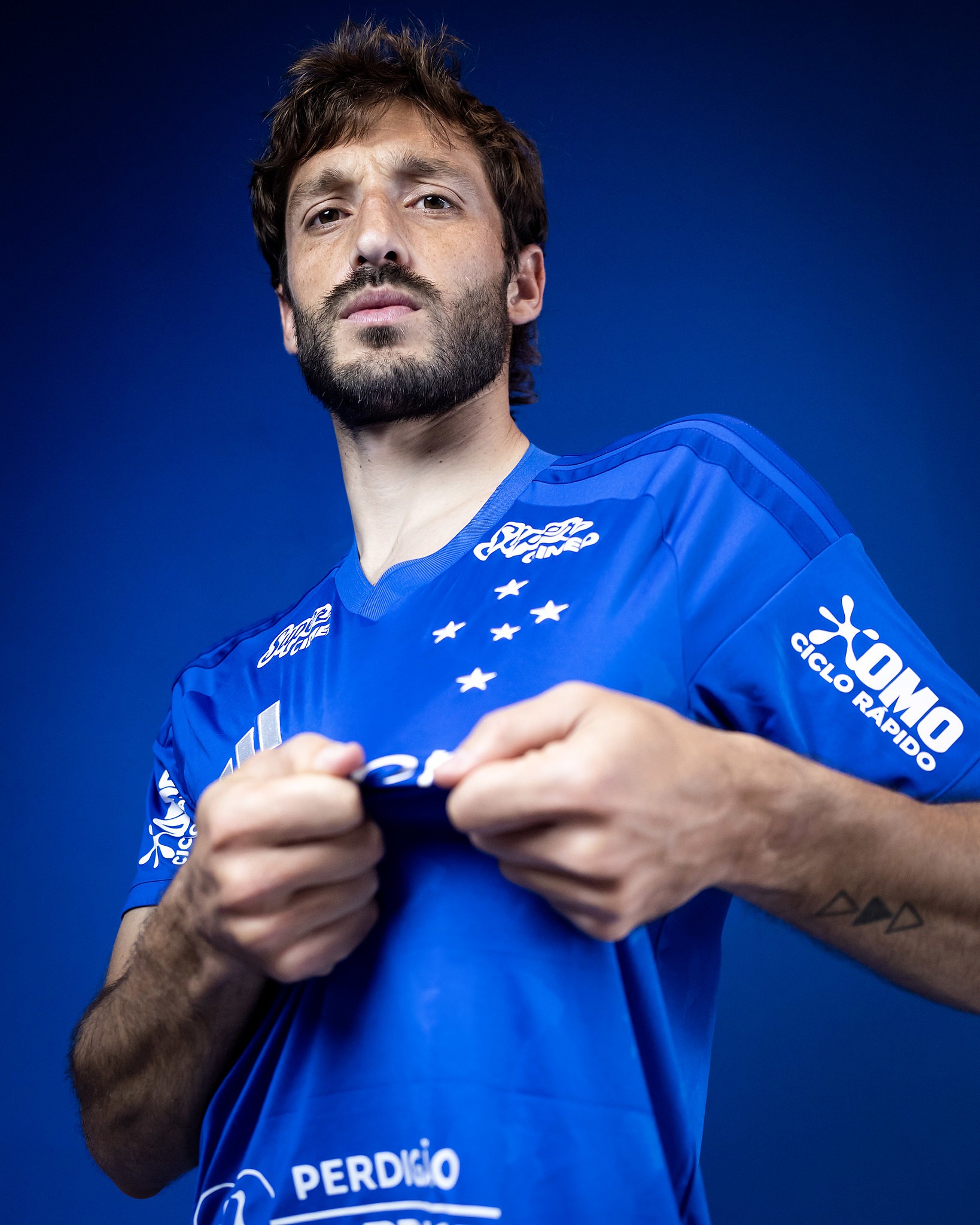 Jogador Matías Viña em campo durante partida pelo Flamengo