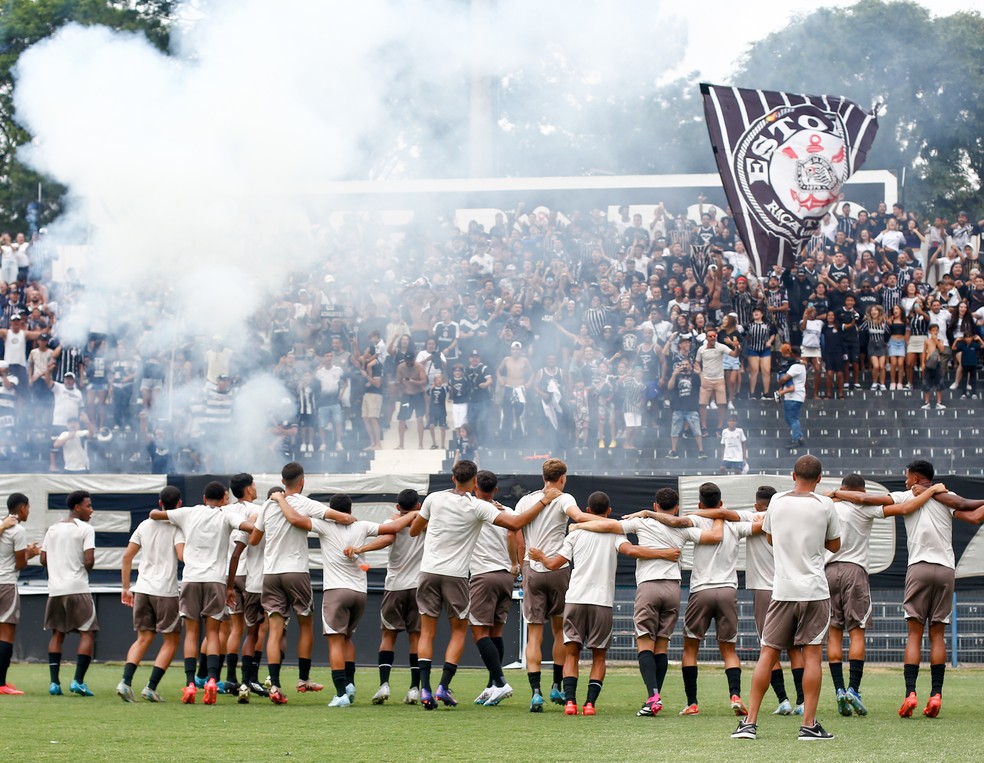 Jogadores do Corinthians fazem o treino aberto no Parque São Jorge