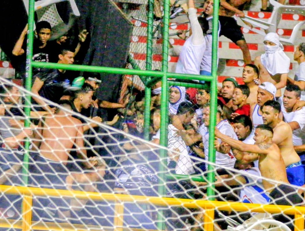 Organizadas de Ceará e Fortaleza brigam em jogo de futsal — Foto: Kid Jr./SVM