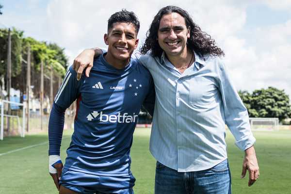 Ídolo do Cruzeiro, Sorín marca presença em treino da Raposa antes da Sul-Americana.