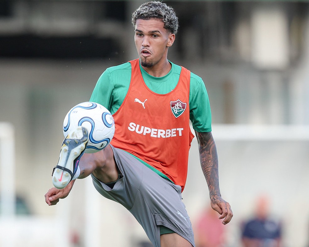 Riquelme Felipe enfrenta momentos de incerteza no Fluminense e vê oportunidade escapar