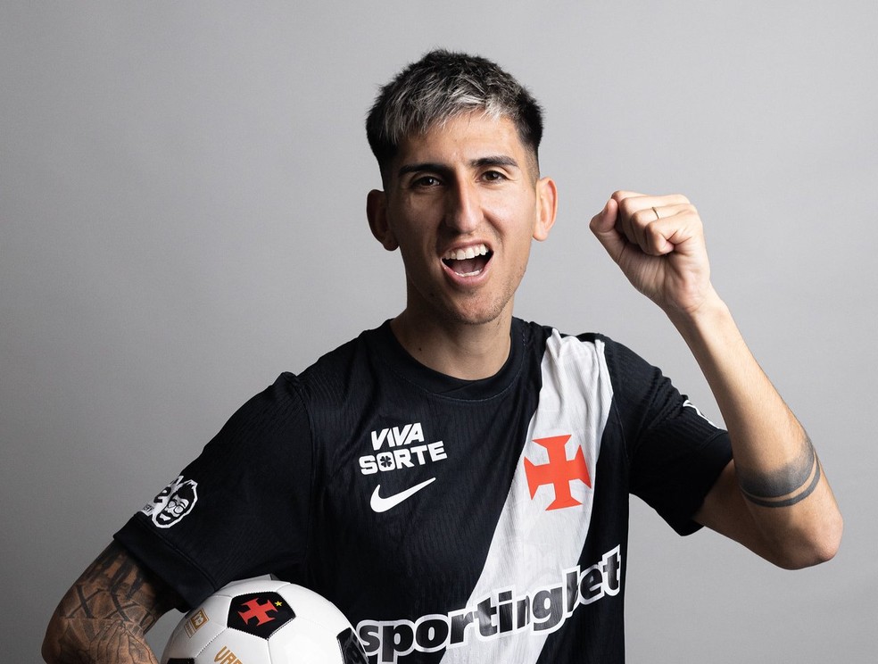 Lescano veste a camisa do Vasco pela primeira vez � Foto: Matheus Lima/Vasco