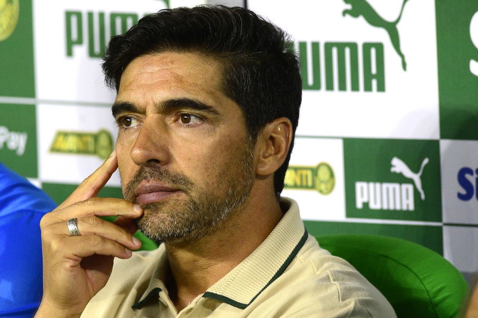 DE SAÍDA? Torcedores podem a demissão de Abel Ferreira do cargo técnico
