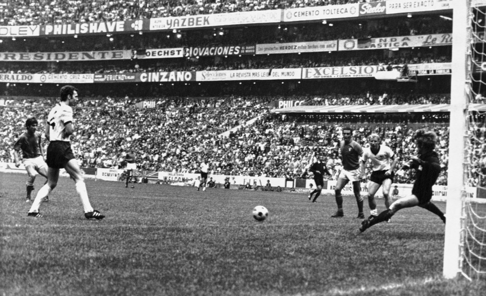 Jogos inesquecíveis da Copa: Garrincha x Chile em 62: gols, expulsão e até  pedrada - Esporte do Vale