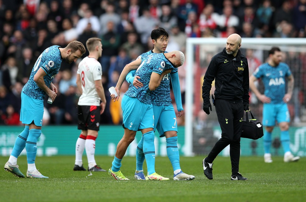 Richarlison sofre nova lesão e sai de campo chorando em jogo do Tottenham
