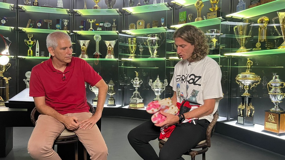 Filipe Luís entrega a última chuteira para o Flamengo — Foto: Letícia Marques / ge