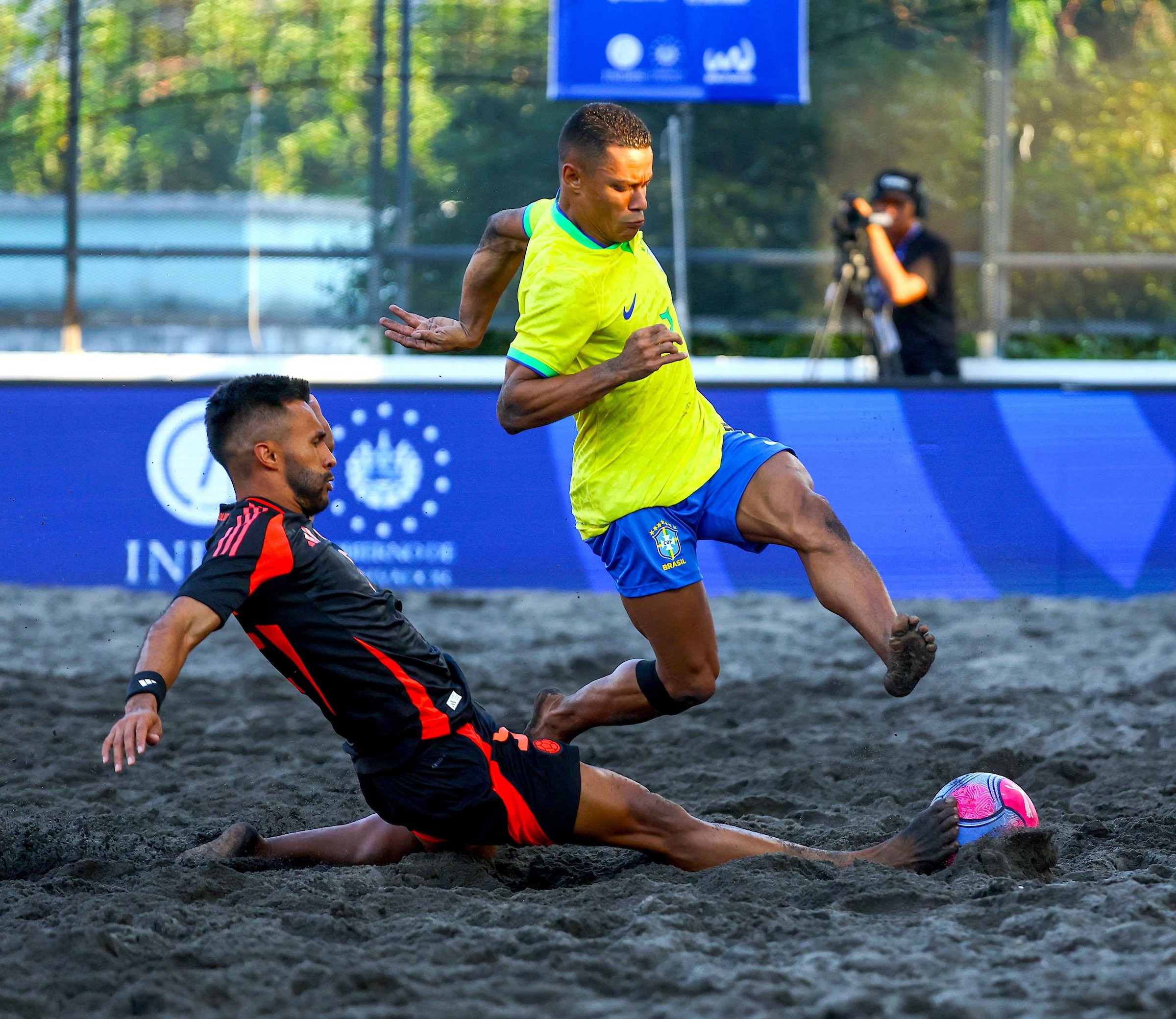 Jogadores de futebol de areia durante treino de preparação para a Copa das Nações