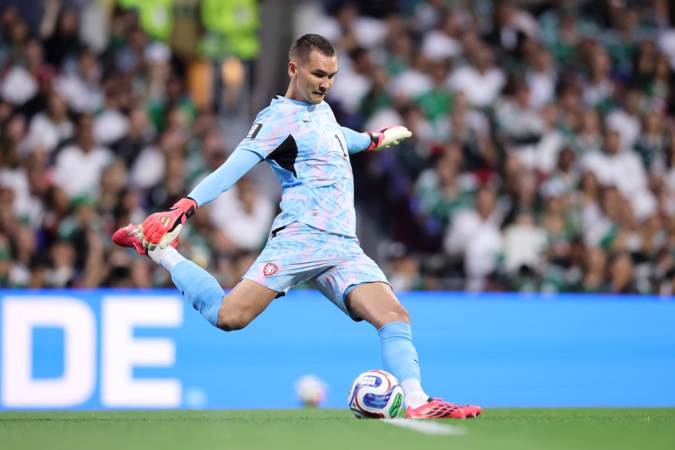 Goleiro da República Tcheca, Matej Kovar, durante o jogo contra o México — Foto: Hector Vivas - FIFA/FIFA via Getty Images
