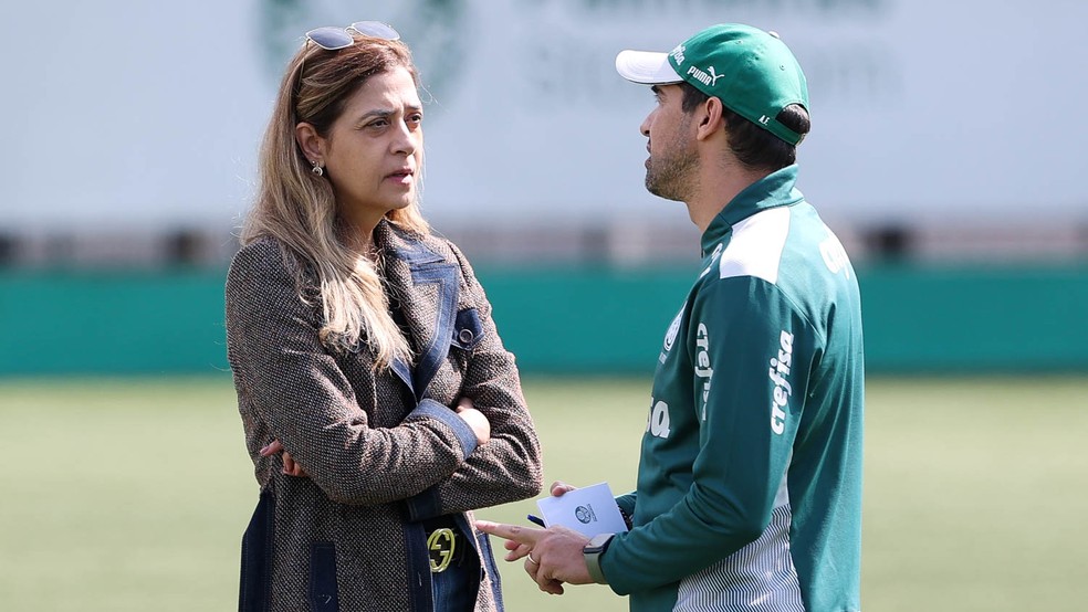 Leila Pereira, presidente do Palmeiras, conversa com Abel Ferreira — Foto: Cesar Greco / Ag. Palmeiras
