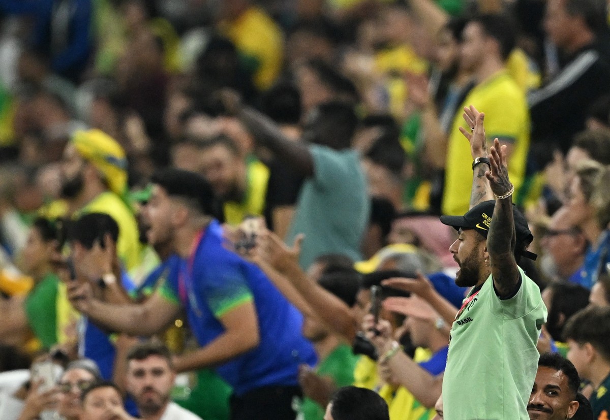 Neymar tem dia de torcedor em Brasil x Camarões | seleção brasileira | ge