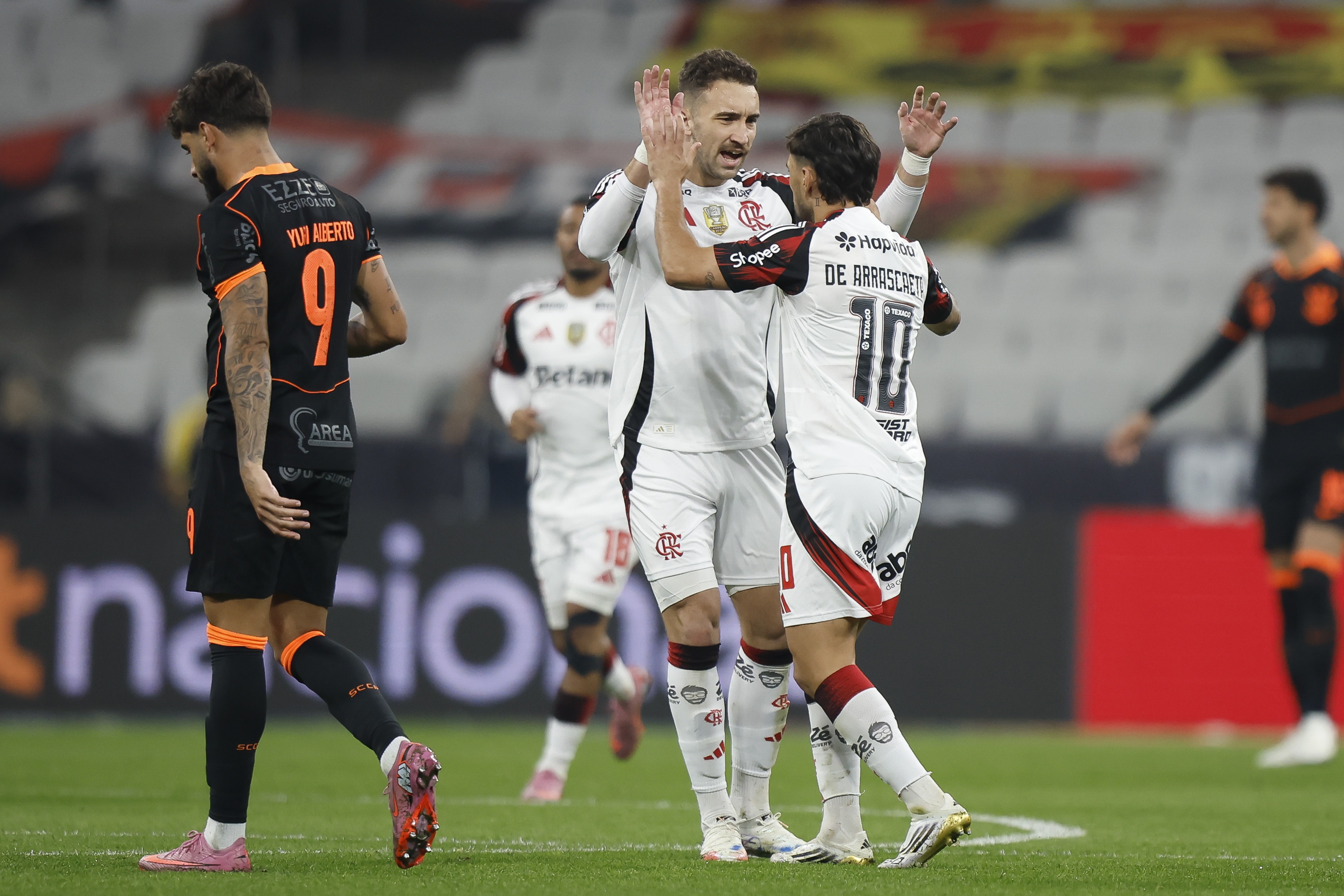Jogadores do Flamengo lamentam lesão de Arrascaeta: "A gente perde um grande jogador"