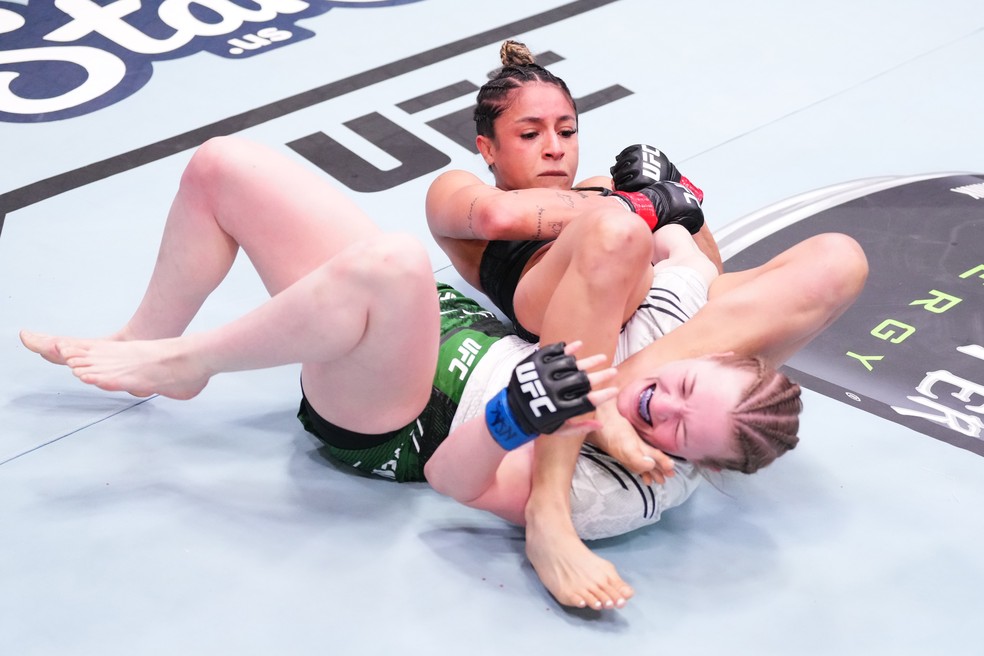 Jaqueline Amorim venceu Cory McKenne no UFC — Foto: Getty Images