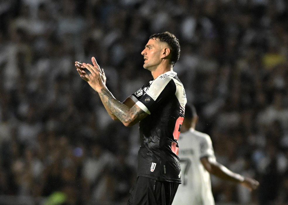 Vegetti marcou o gol do Vasco, de pênalti, no clássico com o Botafogo no Carioca 2025 — Foto: André Durão