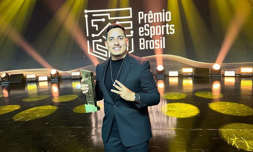 PHzin, jogador de EA SPORTS FC, com o troféu de melhor do ano no futebol virtual no Prêmio eSports Brasil 2023 — Foto: Reprodução/Instagram