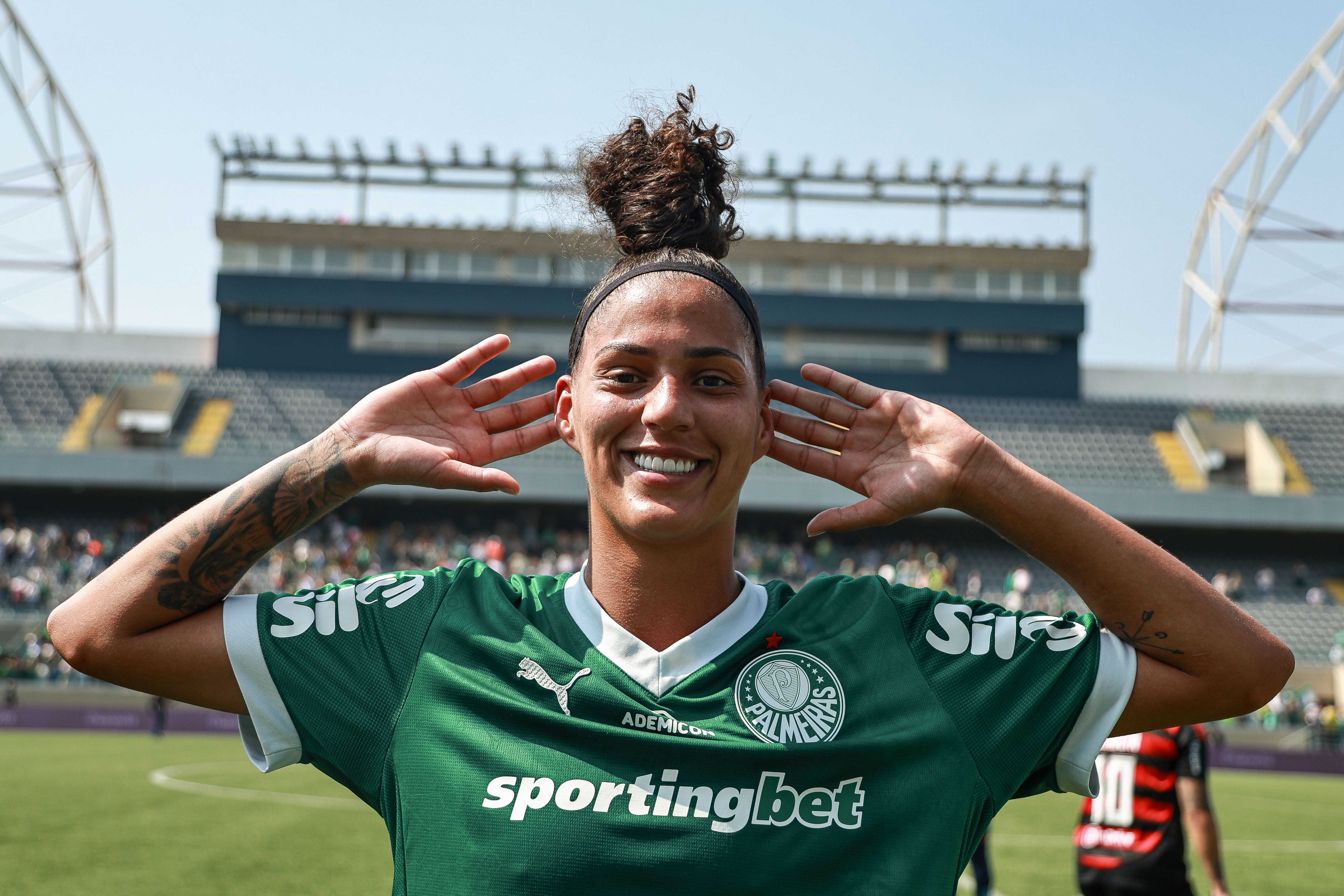 Palmeiras arrecada valor recorde com venda de Amanda Gutierres