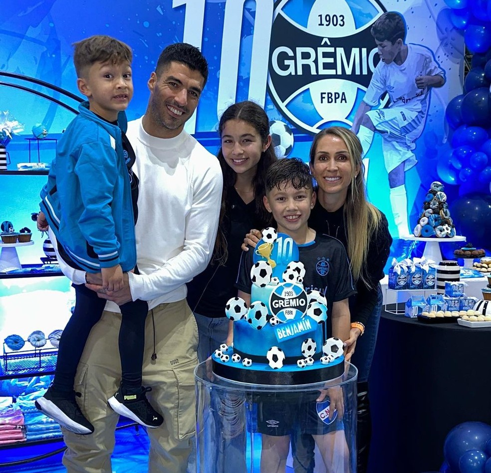 Suárez com a família em festa de aniversário do filho — Foto: Reprodução/Instagram
