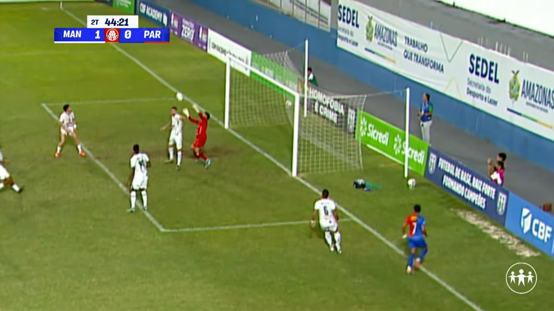 Nova regra? Árbitro marca pênalti por goleiro defender com as mãos