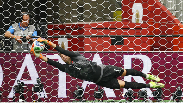 O suíço Gregor Kobel defende o pênalti de Cucho Hernández nas oitavas de final