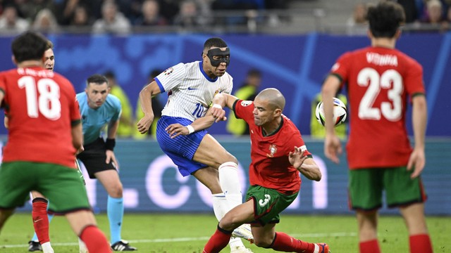 Pepe trava finalização de Mbappé em Portugal x França
